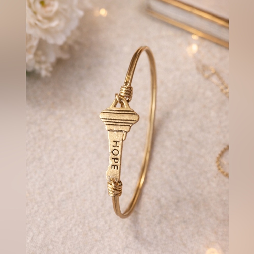 NWT Clover Gold Key Bracelet with HOPE Inscription bangle Stackable - Picture 8 of 9
